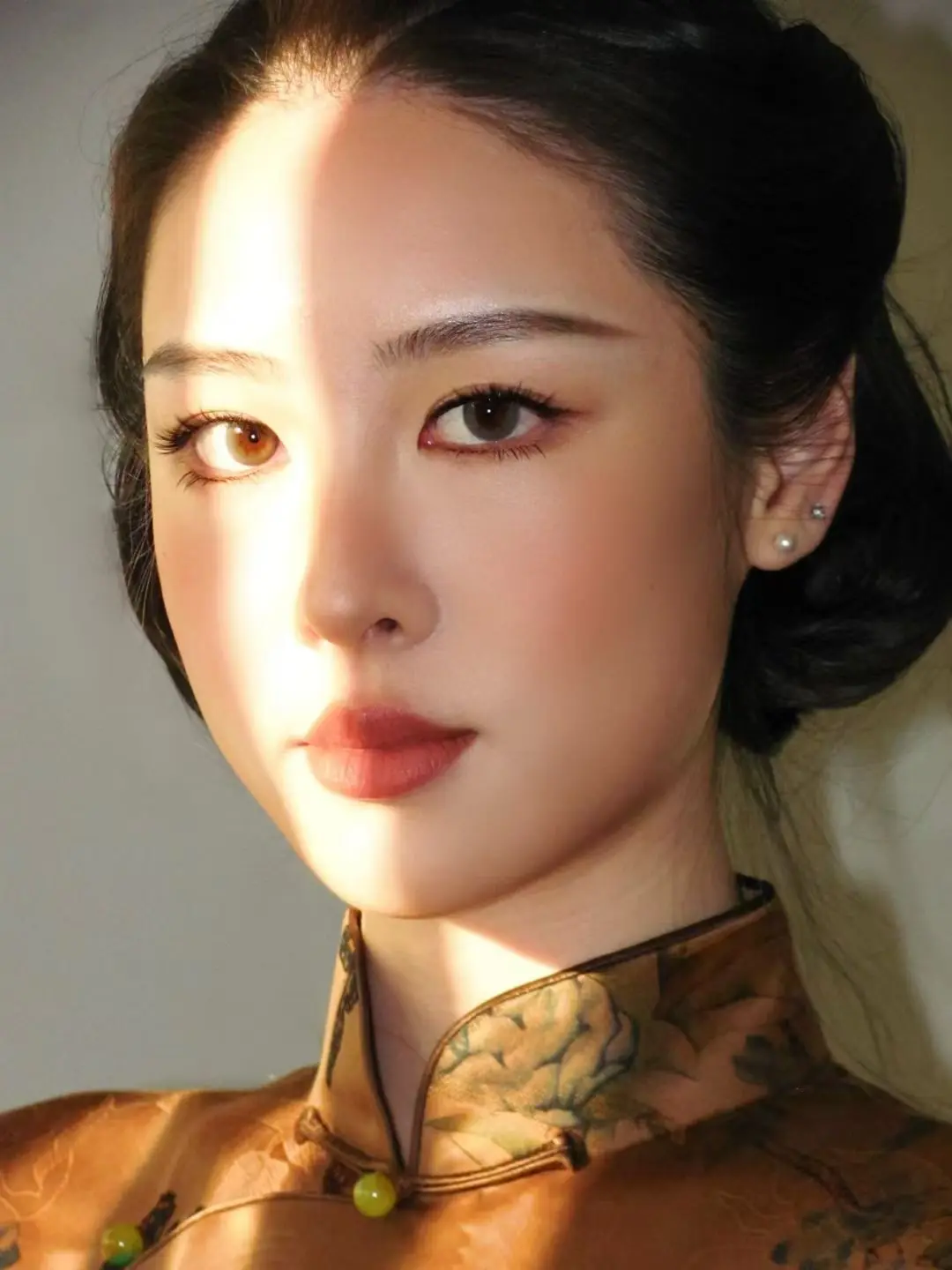 Warm directional-light beauty portrait by Angelina