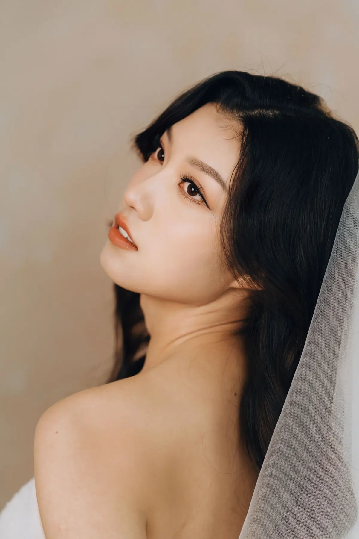 Soft bridal beauty close-up by Giselle