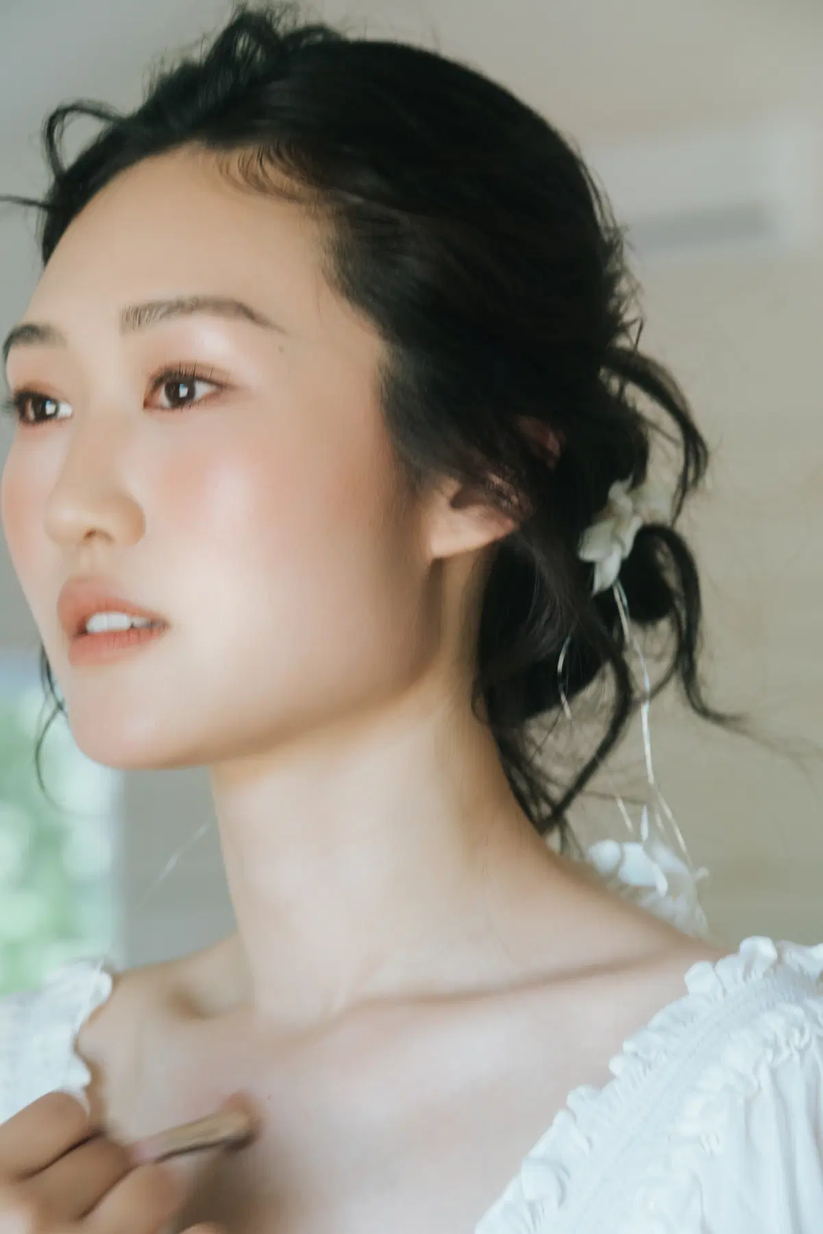 Soft bridal beauty close-up by Miranda