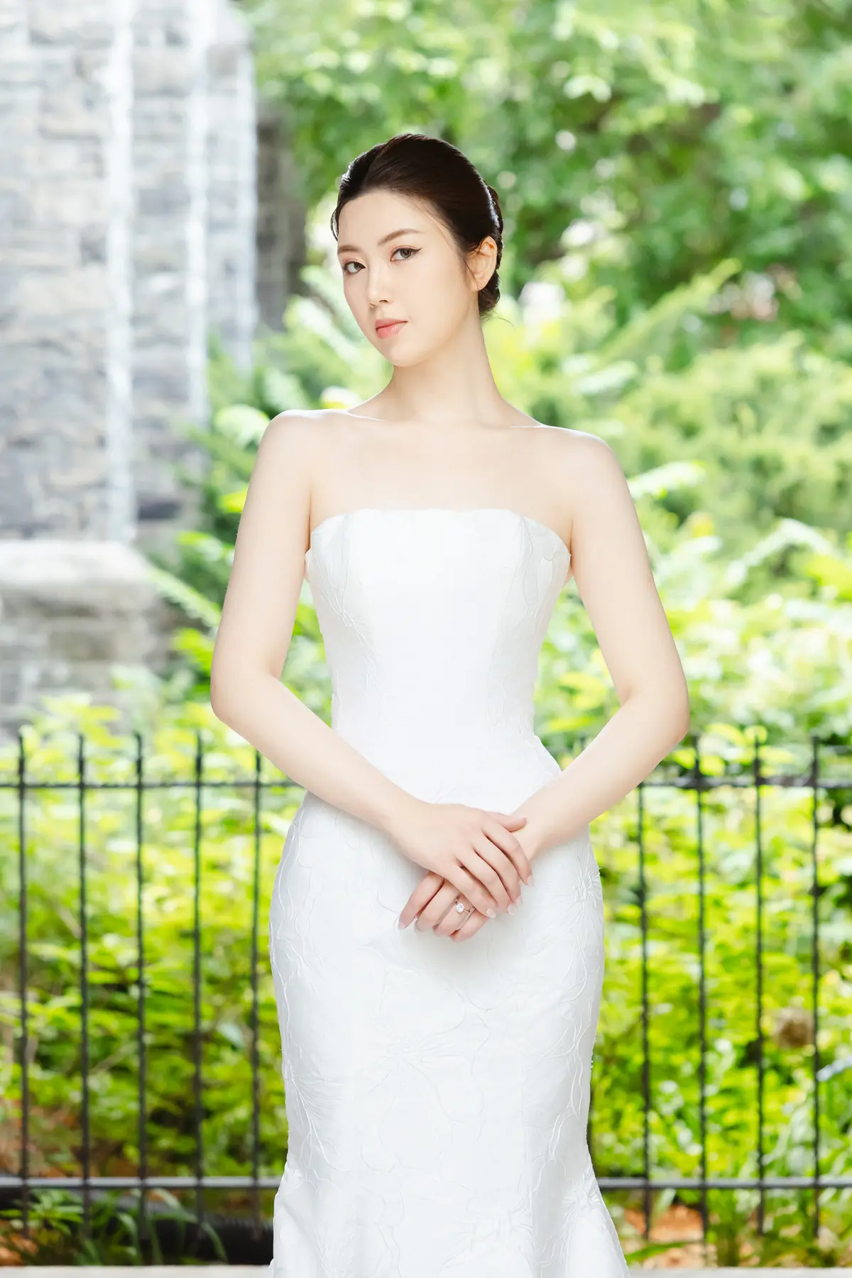 Clean outdoor bridal styling by Yuki